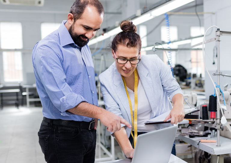 imagen de un hombre y una mujer trabajando de la sección adquirir buho emprendedor pack