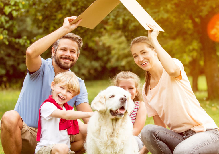 foto de una familia en un campo de la sección gold pack