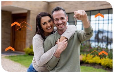 pareja feliz con llave en mano en la puerta de una casa